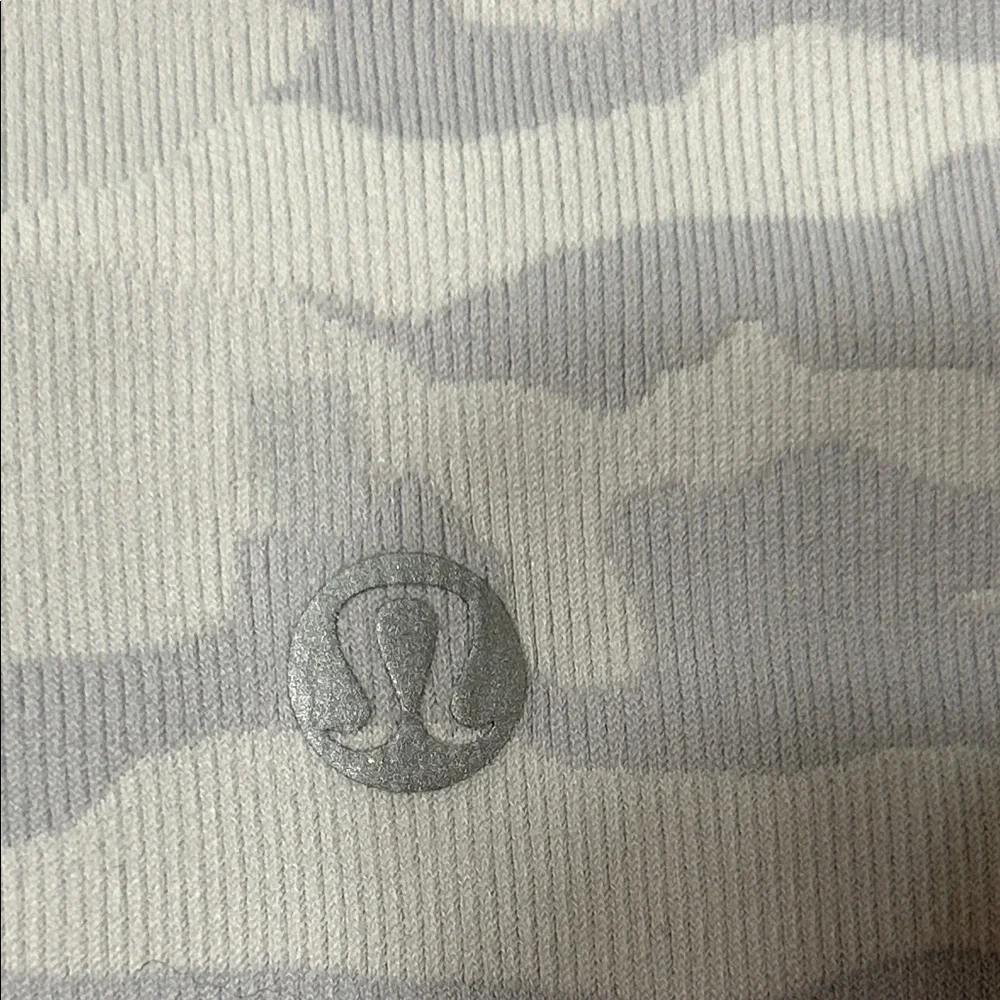 🚀Lululemon Athletica Light Gray Camo Leggings size 4 GUC